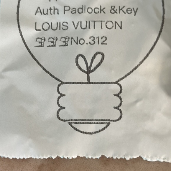 LV Padlock & Key no. 312 ~ Generic chain included - Picture 7 of 11